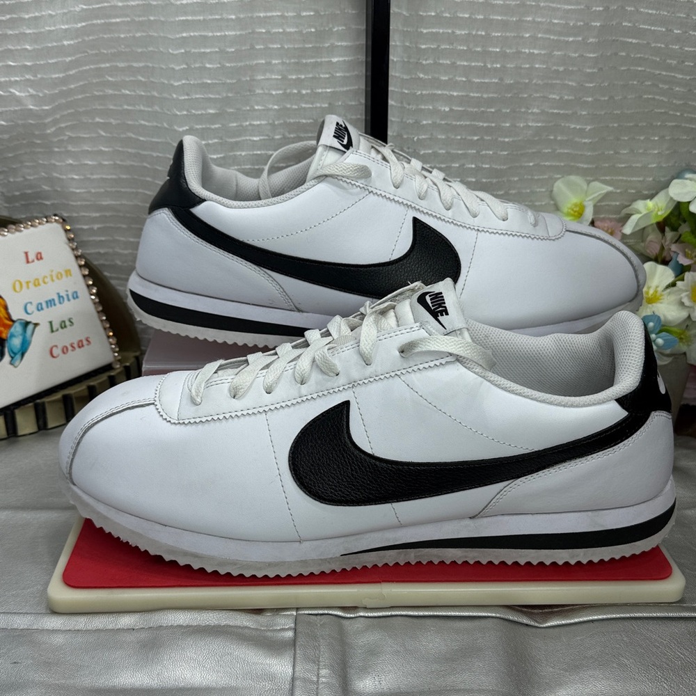 Nike Men's White and Black Athletic Sneakers